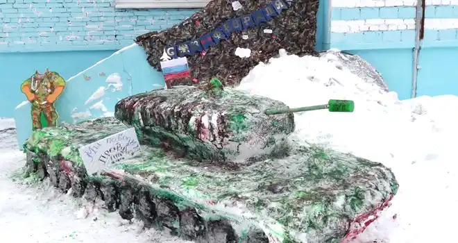 Поздравление из снега: ледяные фигуры появились в Дзержинске накануне Дня защитника Отечества