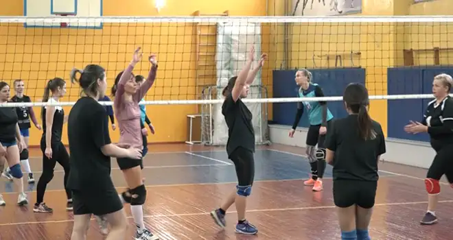 Жаркие баталии: открытый чемпионат города по волейболу среди женских сборных стартовал в Дзержинске