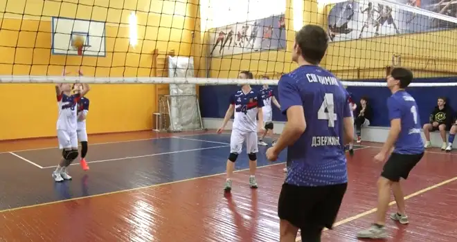 Мяч над сеткой: первые матчи в чемпионате города по волейболу сыграли в Дзержинске