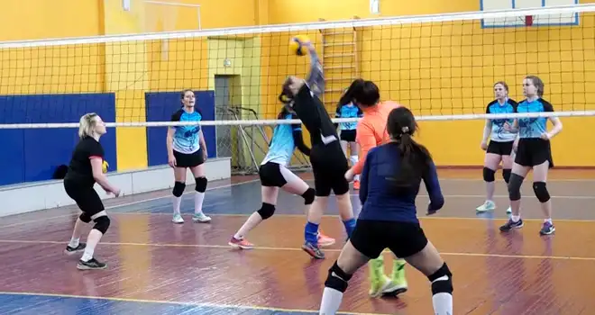 Второй игровой: очередные матчи прошли в открытом чемпионате Дзержинска по волейболу