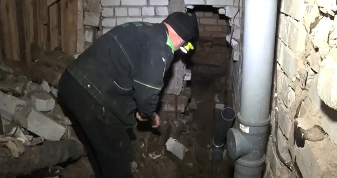 Дышать полной грудью: коммунальные службы разбираются с неприятным запахом в подвале дзержинского дома