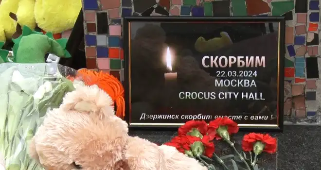 Всеобщая скорбь: дзержинцы несут цветы к Вечному огню, чтобы почтить память жертв теракта в «Крокус Сити Холл»