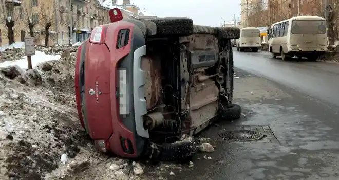 На боковую: нижегородец уложил свой автомобиль на одной из улиц Дзержинска