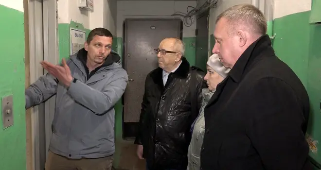 Наблюдение в действии: социальные участковые вместе с жителями контролируют работы по замене лифтов в Дзержинске