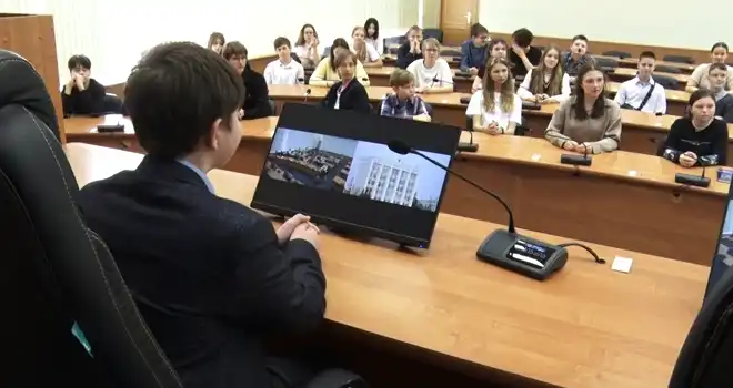 Дети в Думе: дзержинские школьники познакомились с работой депутатов