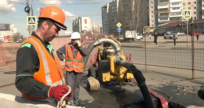 Проблема решается: ремонт участка коллектора проводит Дзержинский водоканал
