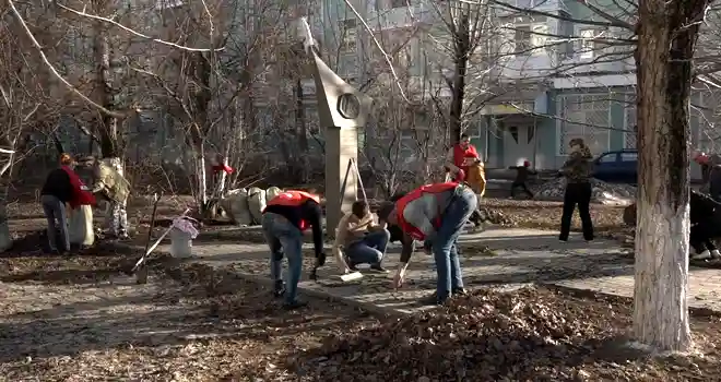 Опрятный вид: территорию вокруг памятника Юрию Гагарину в Дзержинске привели в порядок