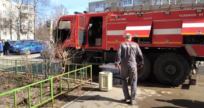 Дым в подъезде: обустроенный на лестничной площадке уголок для курения загорелся в дзержинской многоэтажке