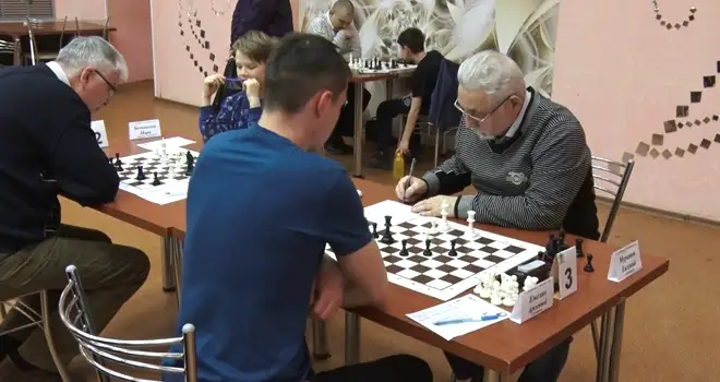 Скорость и интеллект: дзержинские спортсмены участвуют в соревнованиях по водному поло и шахматам