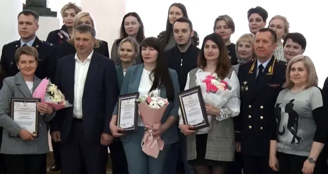 За смелость: дзержинских членов УИК наградили за предотвращение противоправных действий во время выборов