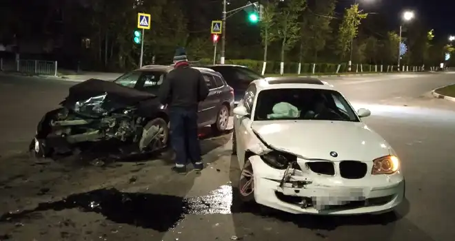 Дорожный вертеп: практически в лобовом столкновении сошлись два автомобиля в Дзержинске