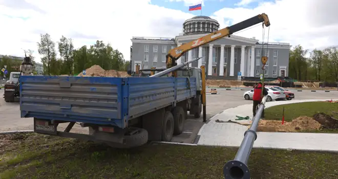 Светлое будущее: работы по освещению площади перед ДКХ в Дзержинске продолжаются