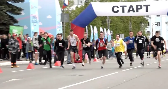 Праздник и спорт: эстафетный пробег и соревнования по настольному теннису прошли в Дзержинске