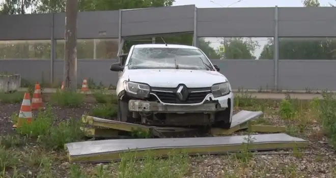 Полный пролом: шумозащитное ограждение повредил водитель на автомобиле службы такси в Дзержинске