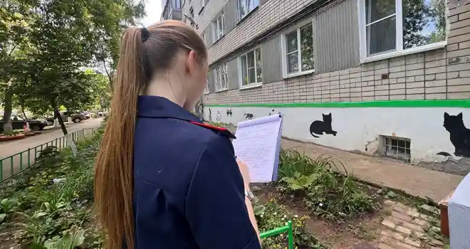 Сетка не удержала: двухлетний мальчик выпал из окна квартиры в Дзержинске