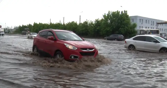 Большая вода: рано утром на Дзержинск обрушился настоящий тропический ливень
