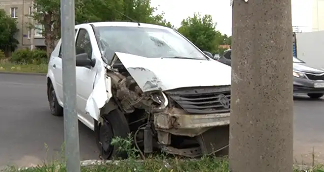 Удирающий гонщик: водитель автомобиля сбежал с места аварии в Дзержинске