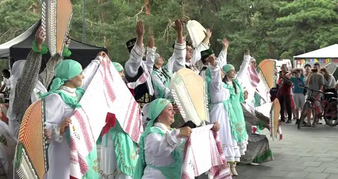 Танец с самоваром и борьба на кушаках: Сабантуй отпраздновали в минувшие выходные в Дзержинске