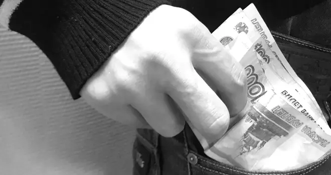 Денежное наказание: инспектор из Дзержинска заплатит крупный штраф за получение взятки