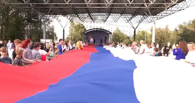 День флага России: огромный триколор развернули в Центральном парке Дзержинска