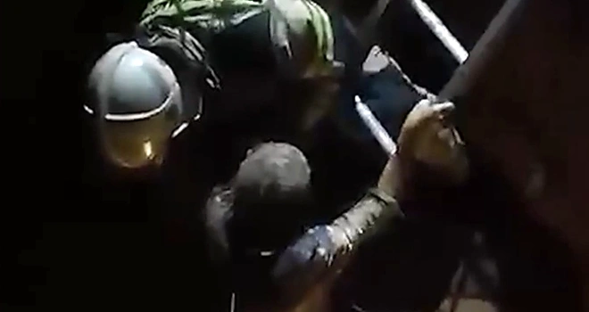 Застрявшая в траншее: пожилую женщину вызволили сотрудники МЧС из беды в Чкаловске