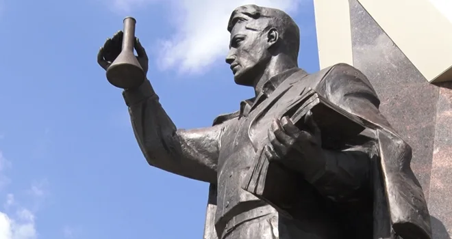 Память в бронзе: скульптуры тыловиков установили на площади Трудовой доблести в Дзержинске