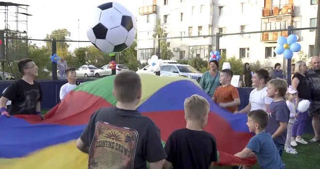 Для новых рекордов: установка футбольных кортов продолжается в дзержинских дворах