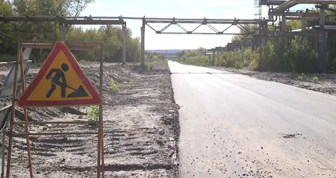 Полным ходом: строительство двух дорог продолжается в поселке Дачный под Дзержинском
