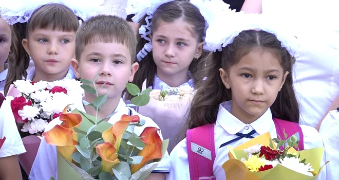 День знаний: во всех школах Дзержинска сегодня прошли праздничные линейки