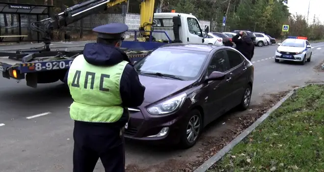 Трудный разворот: припаркованные не по правилам автомобили мешают движению автобуса на конечной остановке в Дзержинске