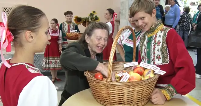 Годы не считаем! Молодильными яблочками угощали жителей Дзержинска в День пожилого человека