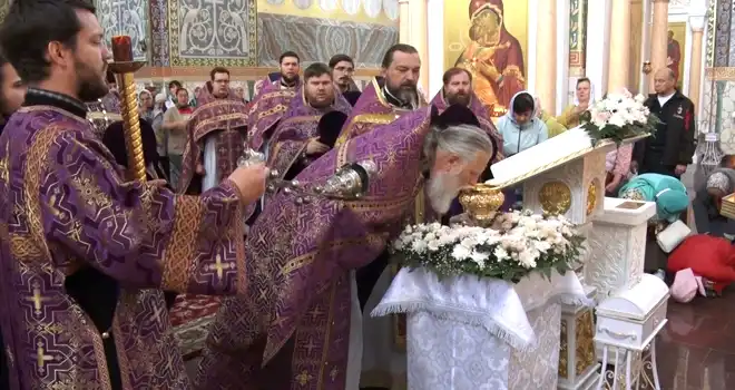 Православная радость: в Соборном храме Дзержинска встретили ковчег с частицей ризы Божией Матери