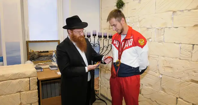Еврейское гостеприимство: встреча с паралимпийским чемпионом Андреем Вдовиным прошла в Дзержинской синагоге