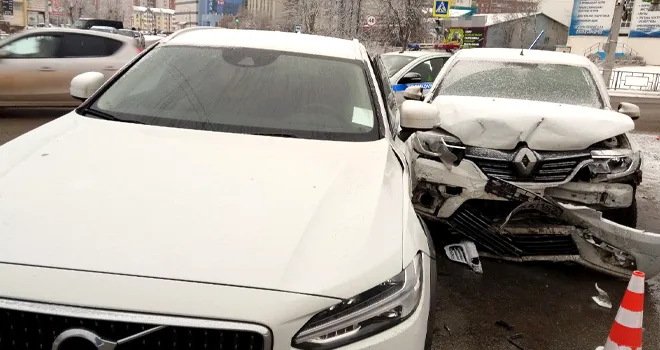 Травмоопасное столкновение: два автомобиля не смогли разъехаться на одной из улиц Дзержинска