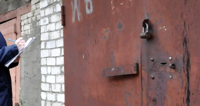 Злостный неплательщик: только под угрозой потери гаража житель Дзержинска вернул долги