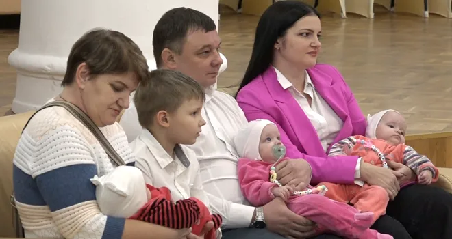 Большие и счастливые: многодетные семьи чествовали в дзержинском ДКХ