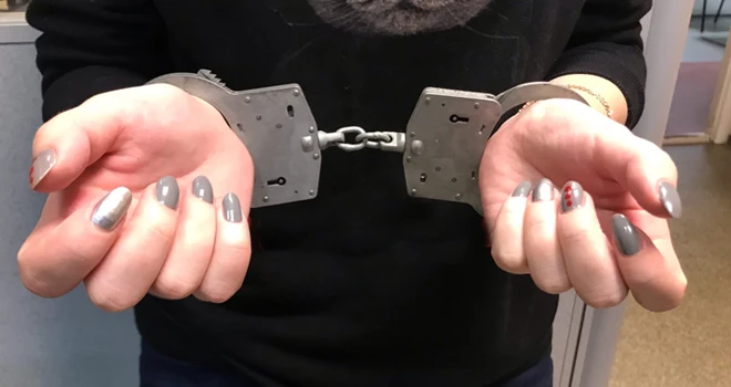 Дилер в юбке: жительницу Дзержинска подозревают в распространении наркотиков