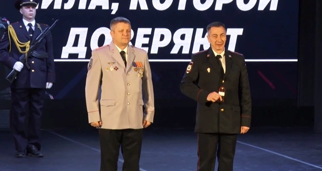 Профессиональный праздник: дзержинских сотрудников МВД чествовали во Дворце культуры химиков