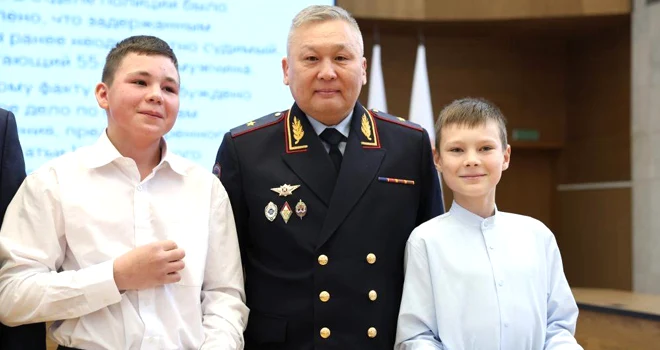 За проявленное мужество: медалями награждены два школьника из Дзержинска