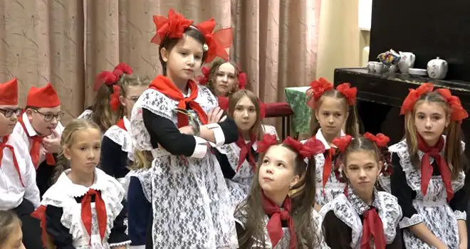 Истории нашего детства: спектакль о жизни советских школьников показали в дзержинской библиотеке