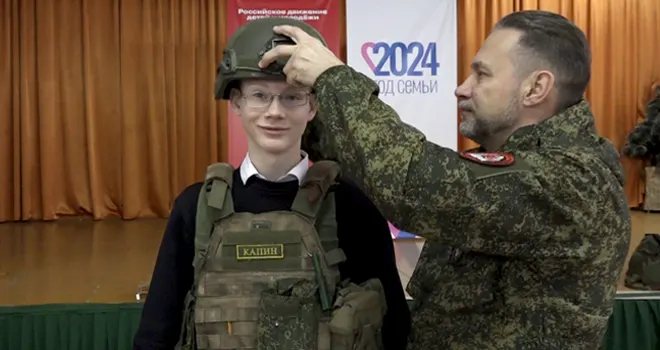Разговоры о важном: депутат Гордумы, участник СВО Сергей Чендырин встретился с дзержинскими старшеклассниками