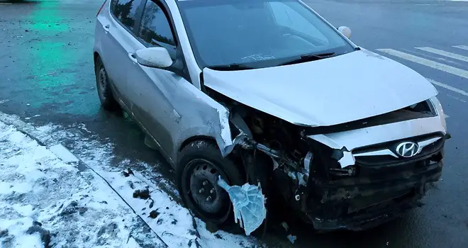 Аварийное воскресенье: два автомобиля не разъехались на дзержинском перекрестке