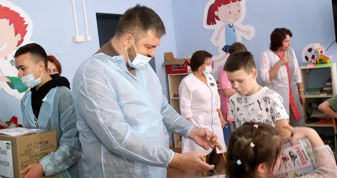 Подарок ребятам: «Коробку храбрости» передали в детскую больницу Дзержинска