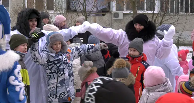 Зимние забавы: праздник для детей и их родителей прошел в одном из дворов Дзержинска