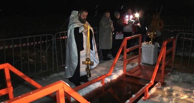 Очищение водой: Крещение Господне отметили православные верующие Дзержинска