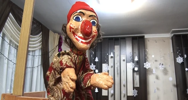 Удачный дебют: театр Петрушки в дзержинской школе собрал гостей на новогодние посиделки