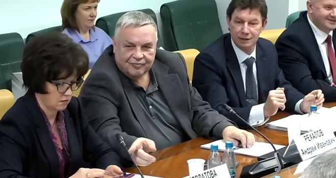 В борьбе за кадры: о зарплате работников сферы ЖКХ говорили в Совете федерации