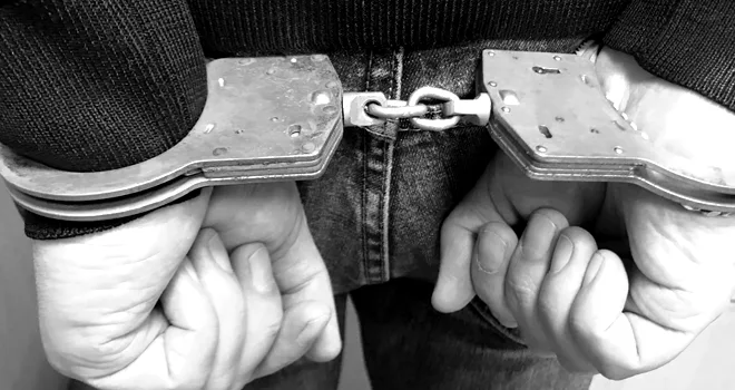Попались: находящихся в розыске троих мужчин задержали при входе в Дзержинский городской суд