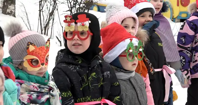 Рождественская круговерть: веселый праздник на свежем воздухе прошел в дзержинском детском саду