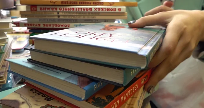 Передаем добро: благотворительную акцию «Книги детям ДНР» провели дзержинские школьники